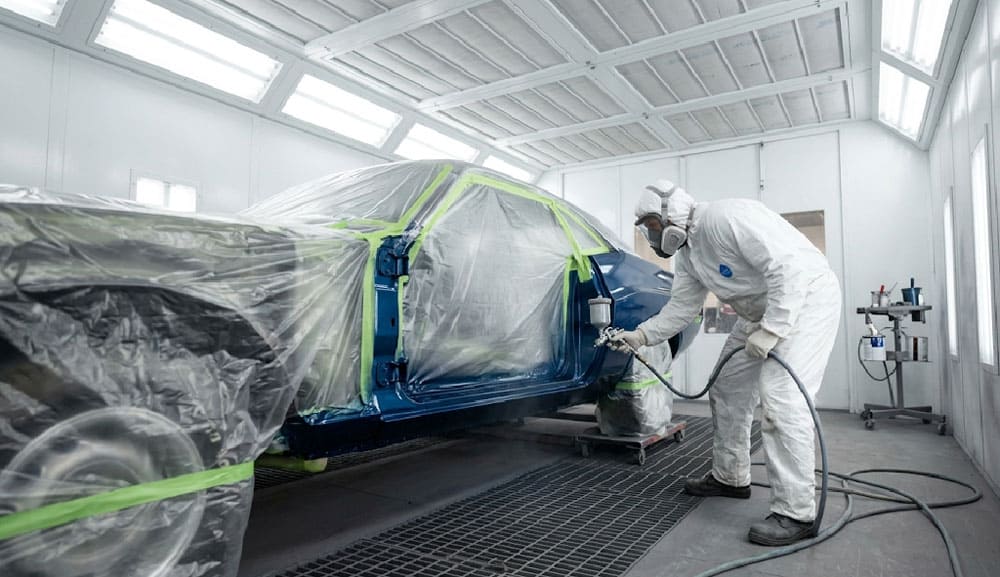 car-painting-in-a-professional-paint-booth Покраска порогов автомобиля в покрасочной камере
