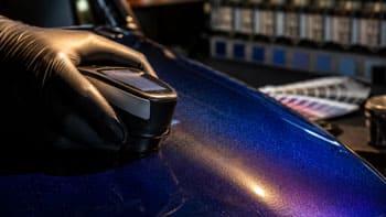 professional-color-matching-of-metallic-and-pearl-automotive-paint подбор автокраски с эффектом металлик или перламутр